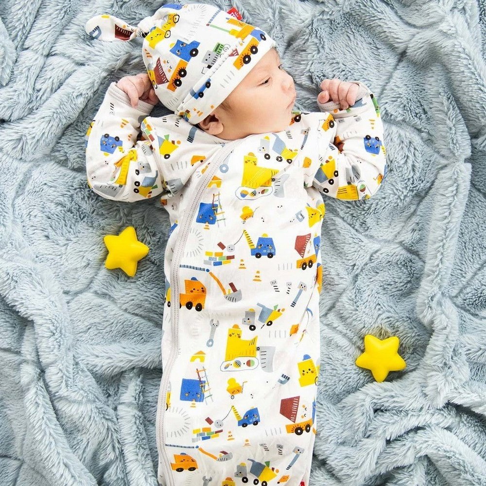 Magnetic Me Toe Zone Modal Magnetic Gown & Hat